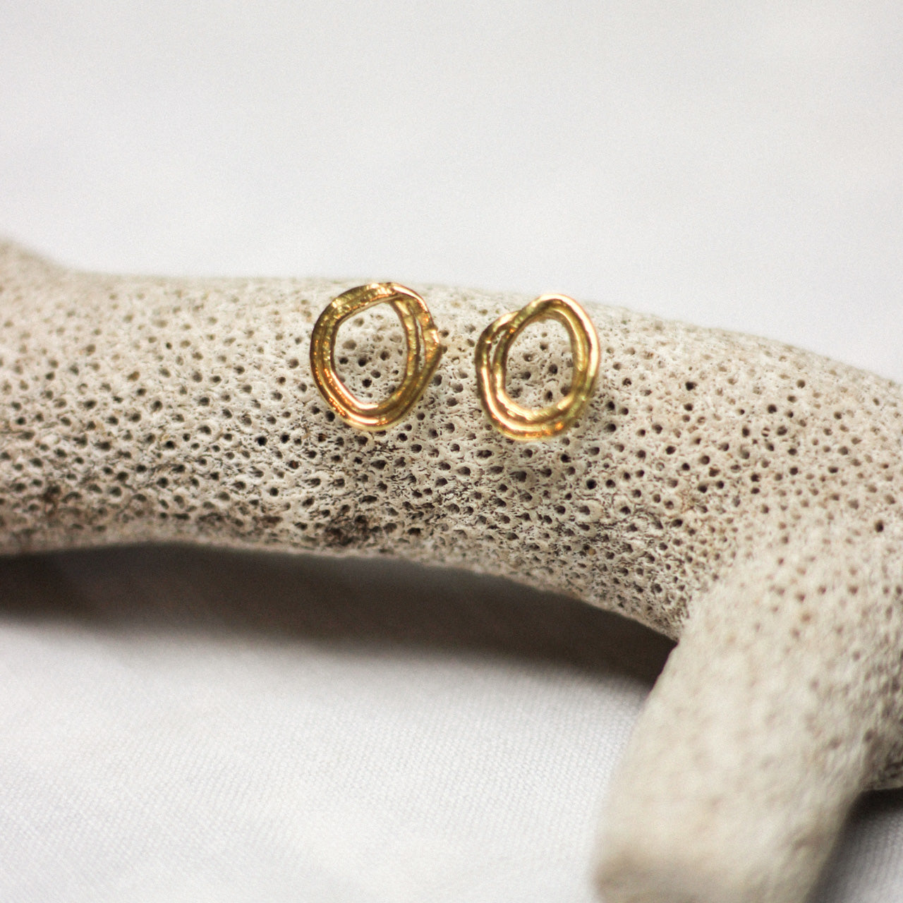 Pebble Circle Studs 18ct Gold